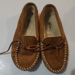 Minnetoka size 5 women's